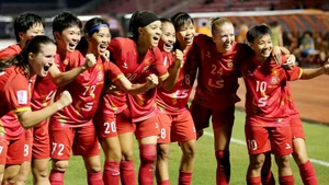 Niềm vui của các nữ cầu thủ TP Hồ Chí Minh đoạt vé vào bán kết giải châu Á. (Ảnh: Minh Long)