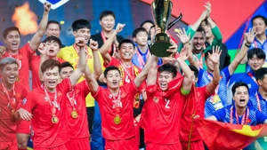 Đội tuyển Việt Nam nâng cup vô địch. (Ảnh: Thành Đạt)