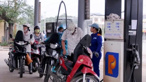 Bộ Công thương đang xin ý kiến để xây dựng nghị định mới về kinh doang xăng dầu. Ảnh: Hải Nam