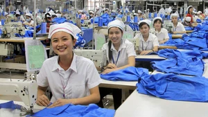 Mức giảm trừ gia cảnh không được cập nhật theo biến động của mức lương tối tiểu, giá cả hàng hóa, lạm phát... đang là một bất cập lớn. Ảnh: Hải Nam.