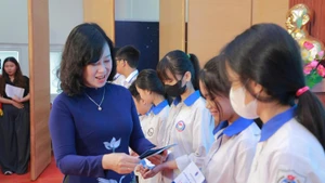 Bộ trưởng Y tế Đào Hồng Lan tặng quà cho các em nhỏ.