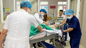 Sau khi đặt ECMO, bệnh nhi được đưa về Bệnh viện Nhi Trung ương ngay trong đêm.