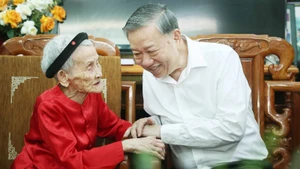 Tổng Bí thư Tô Lâm thăm hỏi Mẹ Việt Nam Anh hùng Lê Thị Sáu. (Ảnh: THỐNG NHẤT/TTXVN)