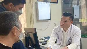 Bác sĩ Nguyễn Quang Thành tư vấn cho người bệnh.