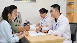 Bác sĩ Lý Thiện Trung, Trưởng Đơn nguyên Hỗ trợ sinh sản-Trung tâm IVF Quốc Ánh tư vấn cho gia đình hiếm muộn.