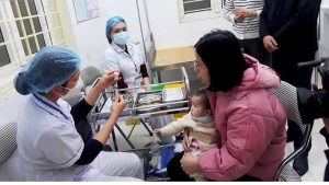 Tiêm chủng vaccine sởi cho trẻ em trên địa bàn Hà Nội. (Ảnh: VĂN LẬP)