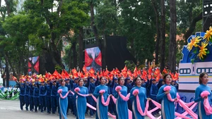Khối Công nhân tham gia lễ diễu binh, diễu hành.
