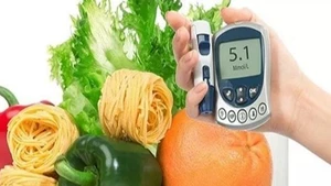 Người bệnh đái tháo đường nên duy trì đo đường huyết thường xuyên dịp Tết Nguyên đán. (Ảnh minh họa)