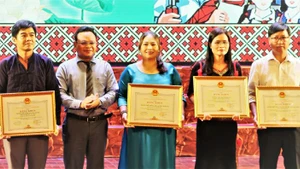 Các tập thể tiêu biểu trong công tác dân tộc được Ủy ban Nhân dân tỉnh Bình Phước tặng Bằng khen.