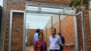 Đoàn công tác kiểm tra dự án hỗ trợ nhà ở cho hộ nghèo ở xã Cư Mta, huyện M’Drắk.