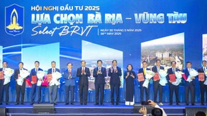 Các doanh nghiệp được trao giấy chứng nhận đầu tư nhân dịp này.