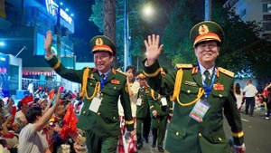 Người dân chào đón các đại biểu Anh hùng Lực lượng vũ trang nhân dân về sự Đại lễ. (Ảnh: MINH TÂM)