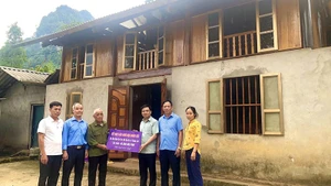 Đồng chí Nguyễn Hưng Vượng, Chủ tịch Ủy ban Mặt trận Tổ quốc Việt Nam tỉnh Tuyên Quang trao hỗ trợ sửa chữa nhà ở cho gia đình chính sách tại huyện Lâm Bình.