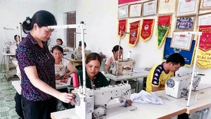 Lớp đào tạo nghề may cho người lao động tại huyện Sơn Dương.