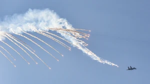 Khoảnh khắc Su-30MK2 thả đạn nhiễu trên bầu trời Thành phố Hồ Chí Minh