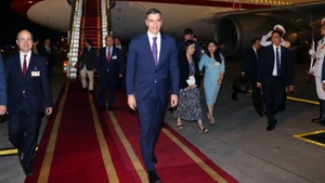 Thủ tướng Tây Ban Nha Pedro Sanchez tới Hà Nội, bắt đầu thăm chính thức Việt Nam. (Ảnh: Phạm Kiên/TTXVN)