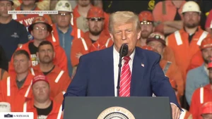 Tổng thống Donald Trump đưa ra tuyên bố trong chuyến thăm một nhà máy của US Steel. (Ảnh: The White House)