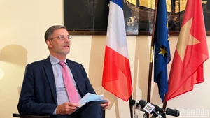 Đại sứ Pháp tại Việt Nam Olivier Brochet trao đổi với báo chí trước thềm chuyến thăm cấp nhà nước tới Việt Nam của Tổng thống Emmanuel Macron. (Ảnh: HẢI YẾN)
