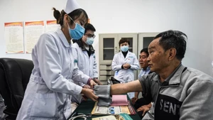Nhân viên y tế cung cấp dịch vụ chăm sóc sức khỏe miễn phí cho người cao tuổi tại tỉnh Quý Châu, Trung Quốc. (Ảnh: Tân Hoa xã)