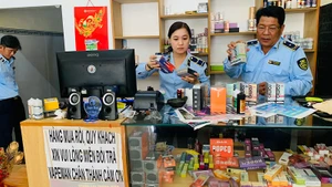 Lực lượng Quản lý thị trường kiểm tra, thu giữ thuốc lá điện tử vi phạm. (Ảnh: QUYÊN LƯU)