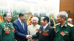 Tổng Bí thư Tô Lâm và các đại biểu tại buổi gặp mặt của lãnh đạo Đảng, Nhà nước với đại diện cựu chiến binh, cựu thanh niên xung phong, dân quân tự vệ tham gia cuộc kháng chiến chống Mỹ cứu nước, ngày 9/4/2025. (Ảnh: TÚ QUÂN)