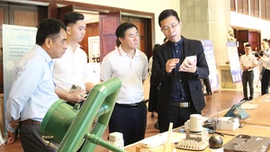 Đại biểu tìm hiểu về các dự án khởi nghiệp.