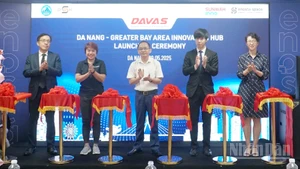 Đại biểu cắt băng ra mắt Không gian đổi mới sáng tạo Đà Nẵng-Vùng Vịnh lớn.