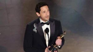 Adrien Nicholas Brody phát biểu sau khi được nhận tượng vàng Oscar lần thứ hai.