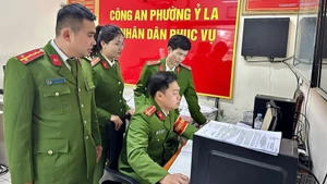 Công an phường Ỷ La, thành phố Tuyên Quang, tỉnh Tuyên Quang, trong ngày làm việc đầu tiên triển khai mô hình công an địa phương hai cấp. Ảnh: TTXVN