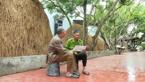 Người lính Cụ Hồ năm xưa Bùi Như Tập (người cầm tờ báo). Ảnh: Phạm Hồng Trang