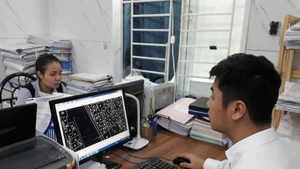 Liêm chính được thấm nhuần đến cán bộ, đảng viên từ môi trường công vụ cho đến cuộc sống đời thường chính là giải pháp giúp phòng ngừa, ngăn chặn tham nhũng, tiêu cực hiệu quả (trong ảnh: Cán bộ Phòng Tài nguyên và Môi trường huyện Phú Xuyên (TP Hà Nội) kiểm tra quy hoạch đất trên bản đồ).