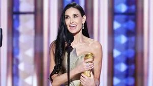 Khoảnh khắc Demi Moore nhận giải Quả cầu vàng 2025.