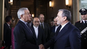 Bộ trưởng Ngoại giao Italy (trái) đón Trưởng đoàn đàm phán Iran tới đàm phán gián tiếp với Mỹ.