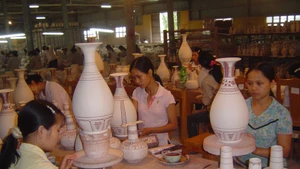 Nhờ ứng dụng công nghệ và chú trọng nâng cao tay nghề, sản phẩm làng gốm Bát Tràng ngày càng đẹp và tỷ lệ đạt chuẩn cao. Ảnh: Khoa Đăng