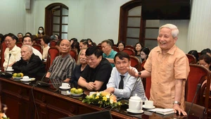 Nhà báo Hà Đăng, nguyên Tổng Biên tập Báo Nhân Dân phát biểu tại Lễ kỷ niệm 25 năm Ngày Báo Nhân Dân hằng tháng ra số đầu. Ảnh | KHÁNH AN