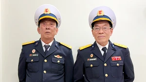 Đại tá Đặng Văn Tới (bên trái) và Trung tá Đào Mạnh Hồng.