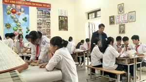 Chiếc nón lá truyền thống đã có mặt trong những tiết học của thầy và trò Trường THCS Gia Thanh, huyện Phù Ninh, Phú Thọ. 