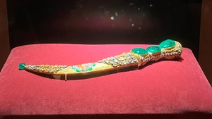 Con dao găm “Topkapi Emerald” nổi tiếng, với phần chuôi gắn ba viên ngọc lục bảo Columbia cỡ lớn và phần vỏ bằng vàng nạm đá quý. 