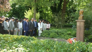 Tượng Chủ tịch Hồ Chí Minh ở công viên Montreau, thành phố Montreau.