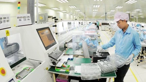 Công nhân Công ty TNHH STRONICS Việt Nam, Khu công nghiệp Đình Trám (Bắc Giang) lắp ráp thiết bị điện tử. Ảnh: KHÁNH AN
