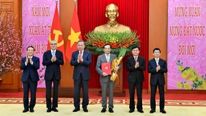 Tổng Bí thư Tô Lâm trao Quyết định về đổi tên Ban Kinh tế Trung ương cùng chức năng, nhiệm vụ, tổ chức bộ máy, phân công, bổ nhiệm Trưởng ban và các Phó Trưởng ban Chính sách, Chiến lược Trung ương. Ảnh | ĐĂNG KHOA