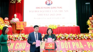 Các đại biểu bỏ phiếu bầu Ban Chấp hành Đảng bộ phường Quang Trung khóa XIV, nhiệm kỳ 2025 - 2030.