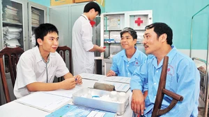 Chăm sóc sức khỏe cho thương binh Trung tâm Điều dưỡng thương binh Lạng Giang (Bắc Giang). Ảnh: TRẦN HẢI