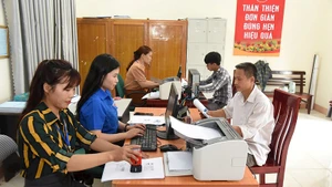 Công chức xã Kiên Mộc, huyện Đình Lập, tỉnh Lạng Sơn giải quyết thủ tục hành chính phục vụ người dân. Ảnh | KHÁNH AN