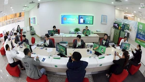 Nhân viên ngân hàng VPBank giao dịch với khách hàng. Ảnh | KHÁNH AN