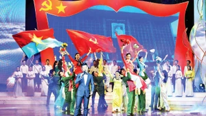 Tiết mục văn nghệ ca ngợi Đảng quang vinh, tình yêu quê hương đất nước. Ảnh | TRẦN HẢI
