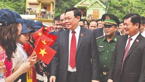 Chủ tịch Quốc hội Vương Đình Huệ với thầy và trò Trường THPT Kỳ Sơn, tỉnh Nghệ An.