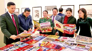 Các đại biểu và nhân dân xem triển lãm “Ðảng Cộng sản Việt Nam - 95 năm sáng mãi niềm tin”.
