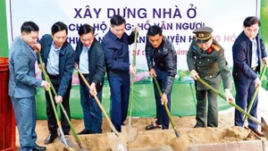 Các đại biểu tiến hành thủ tục khởi công xây nhà ở mẫu cho hộ gia đình ông Hồ Văn Ngươi ở Khối 6, thị trấn Khe Sanh, huyện Hướng Hóa (Quảng Trị).