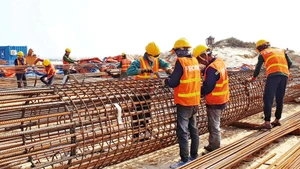 Công nhân thi công trên công trình xây dựng cảng biển Mỹ Thủy.